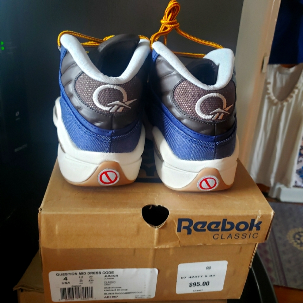 Reebok Classic Sneakers kids sz 4